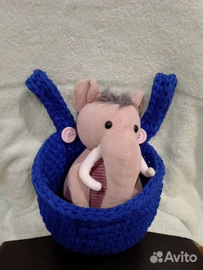 Корзинка из трикотажной пряжи для детской кроватки