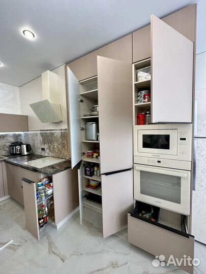 Угловая кухня под потолок на заказ