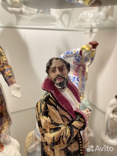 Статуэтка фарфоровая