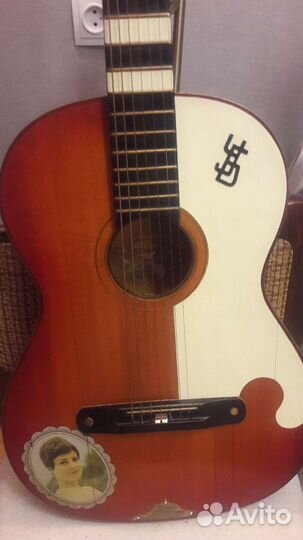 Акустическая семиструнная гитара