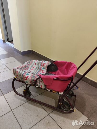 Детские санки с выдвижными колесами