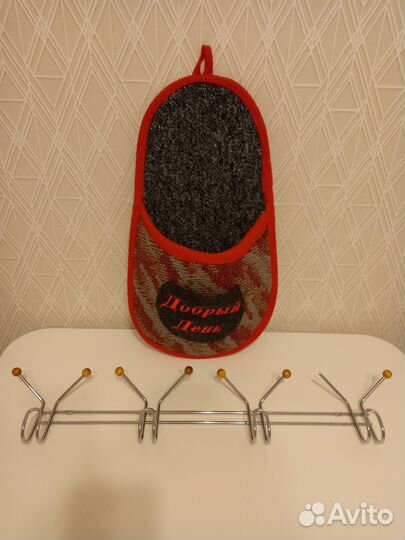 Вешалка настенная и полка настенная в виде тапочка