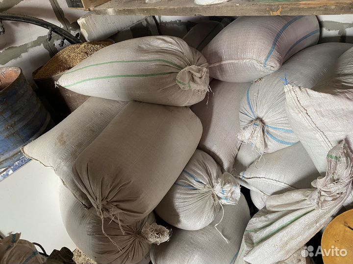 Зерно пшеница ячмень в мешках