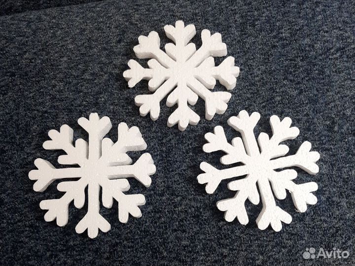 Снежинки из пенопласта