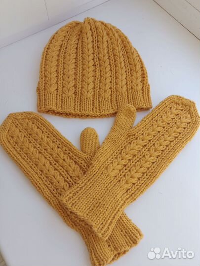 Шапка и варежки ручной работы