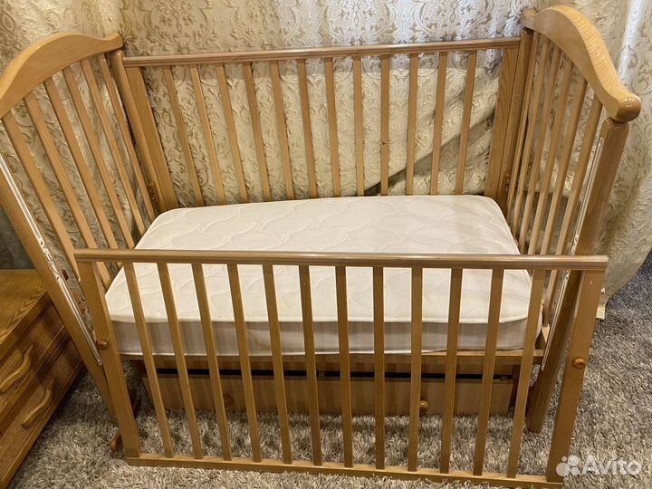 Детская кроватка с матрасом и бортиками