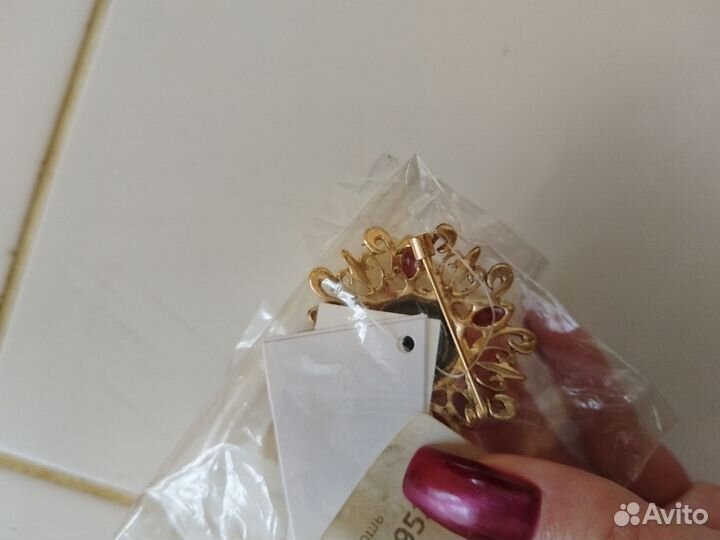 Брошь Руслан Токаев со стразами Сваровски