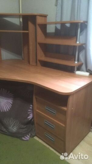 Компьютерный стол угловой с полками