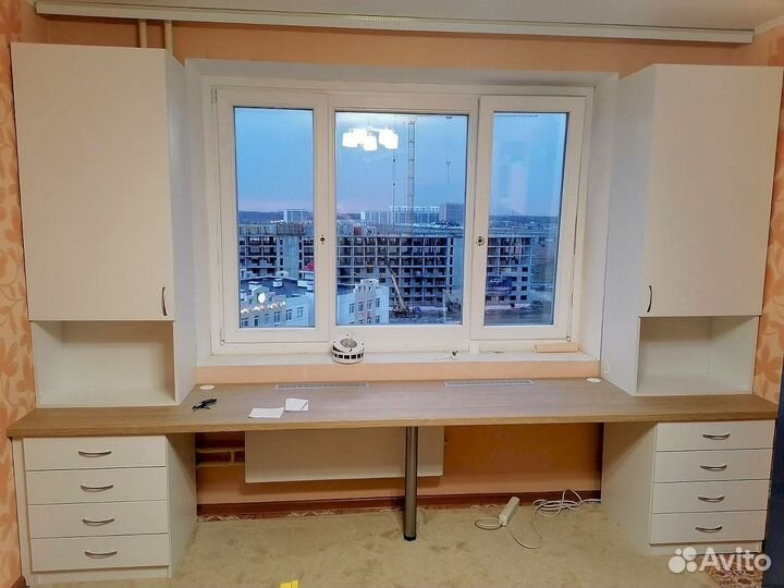 Письменный стол у окна на заказ