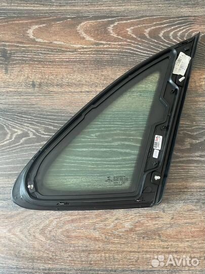 Стекло кузовное глухое заднее левое Porsche Macan