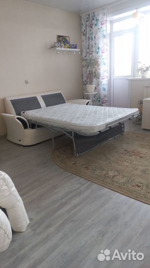 Кожаный диван