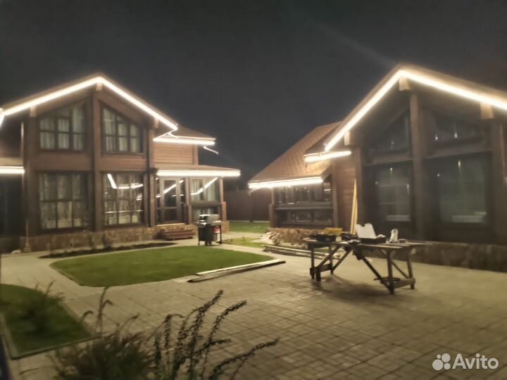 Новогоднее украшение домов гирляндой и неоном