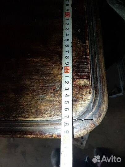 Старинная тумба с эмблемой