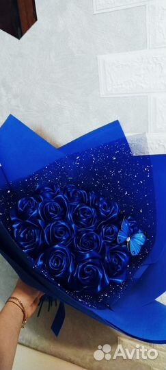 Букет из атласных роз и бабочек. Подарок маме