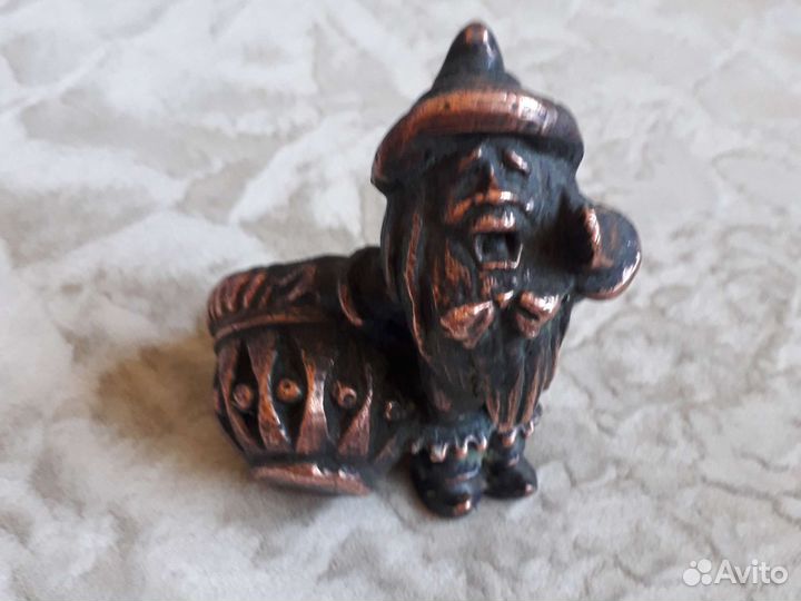 Статуэтка литье гномик с корзиной