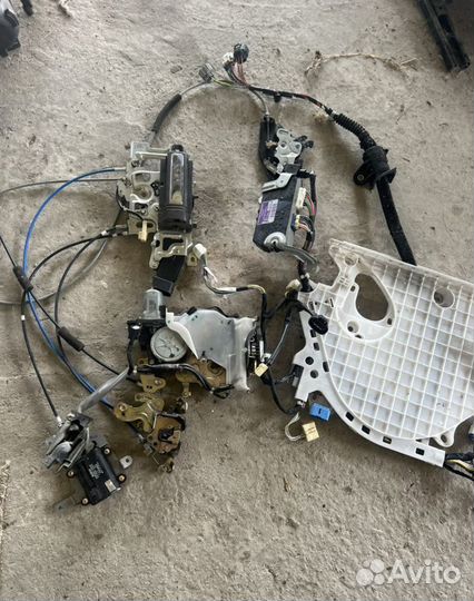 Замок двери Toyota Alphard 2002-2008