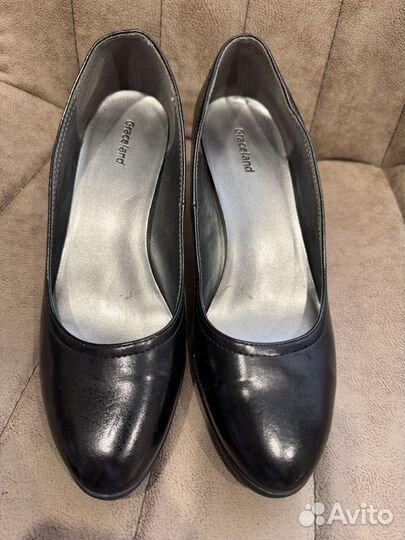 Базовые туфли черного цвета на небольшом каблуке