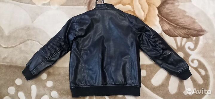 Продам кожанную куртку на мальчика лет 10-12