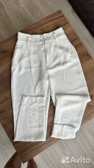 Белые брюки mango