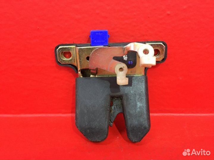 Замок крышки багажника задний Audi A6 C4 1996