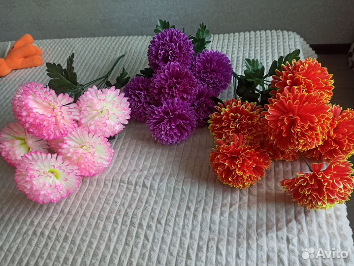 Искусственные цветы на кладбище