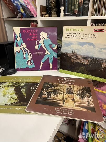 Полка классической музыки на пластинках