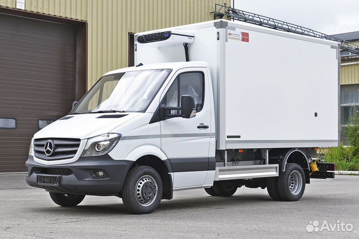 Водитель на своем грузовом авто на работу