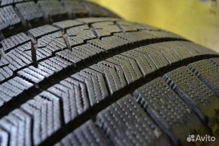 Bridgestone Blizzak VRX 215/50 R17