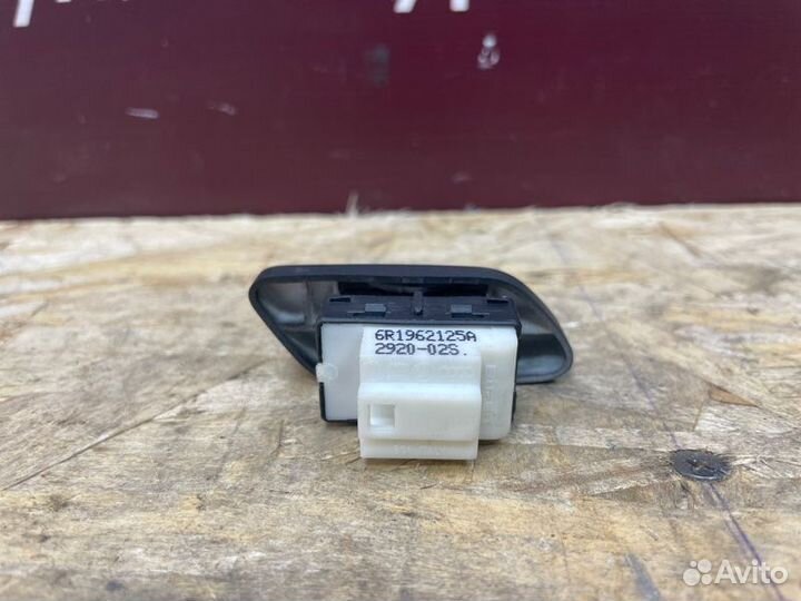 Кнопка блокировки дверей Volkswagen Polo