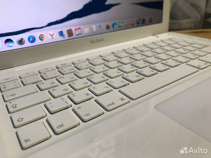 Белоснежный Apple MacBook Pro 13