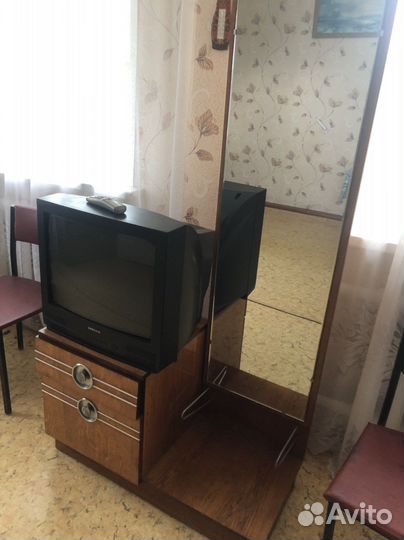 Телевизор samsung и трюмо