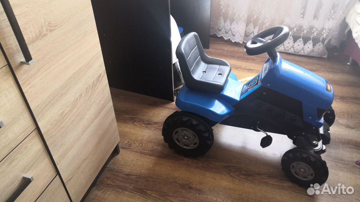 Игрушка синий трактор