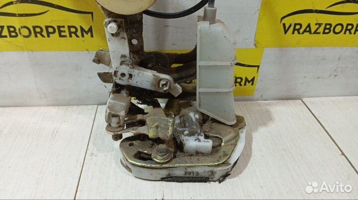 Замок двери задний левый Toyota Yaris