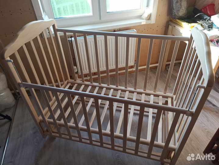 Детская кроватка с маятником