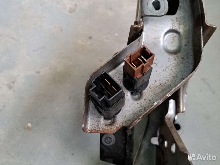 Педаль тормозов с датчиками Nissan Tiida C11