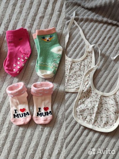 Носки и слюнявчики для малыша