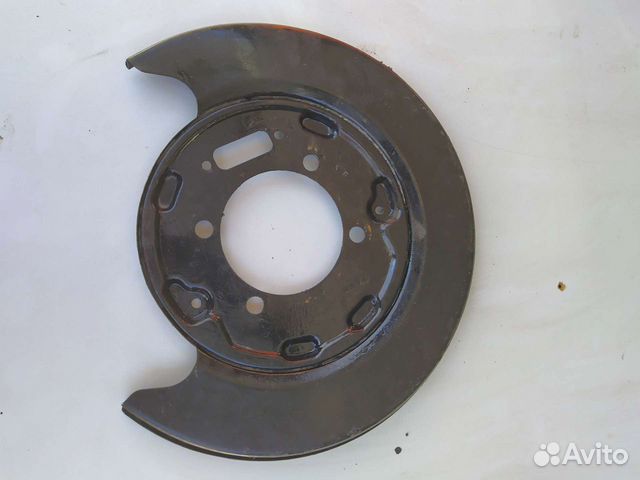 Щит опорный, задний, правый на Соренто