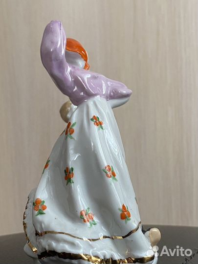 Статуэтка фарфоровая