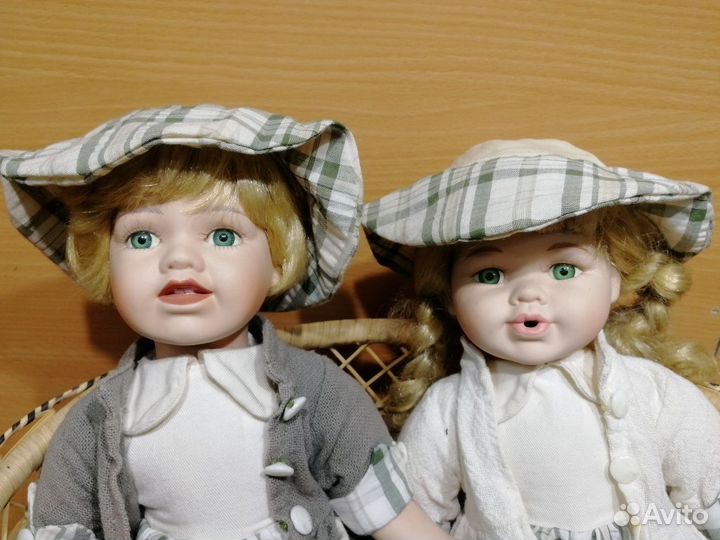 Набор кукол 2шт Парочка в панамах фарфор / диван