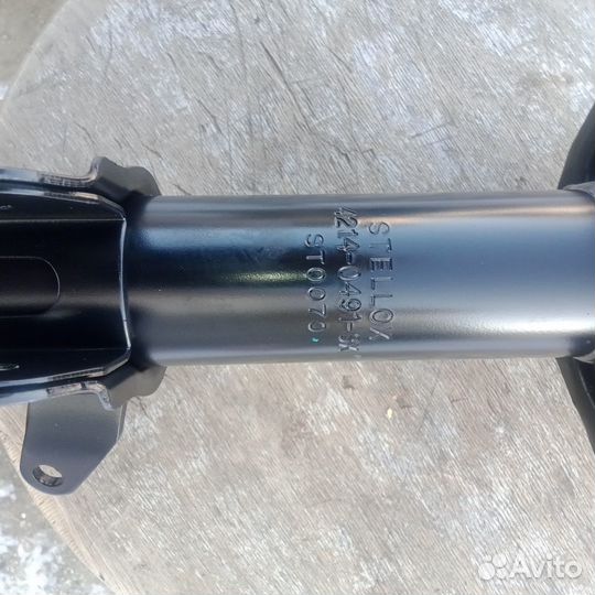 Стойка амортизатора mazda Premacy