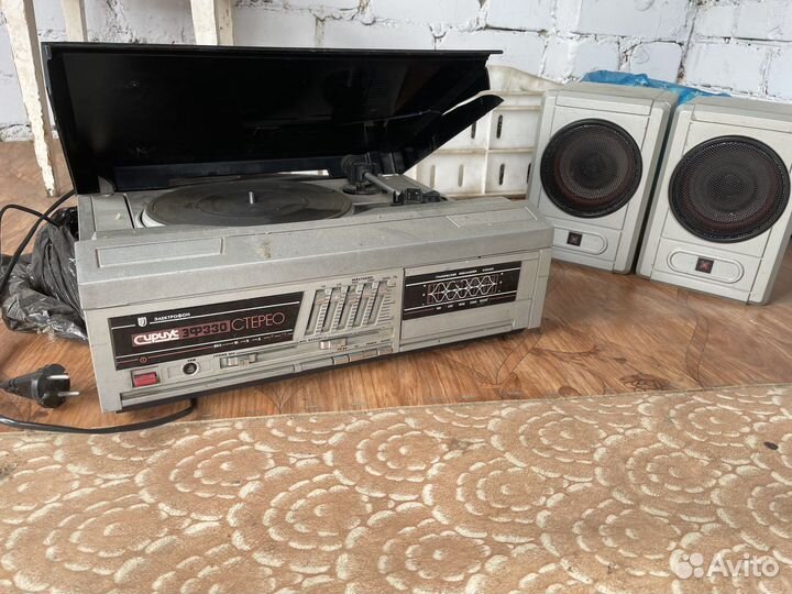 Виниловый проигрыватель СССР с колонками