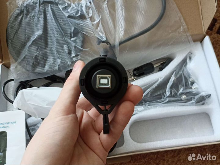 Студийный конденсаторный микрофон