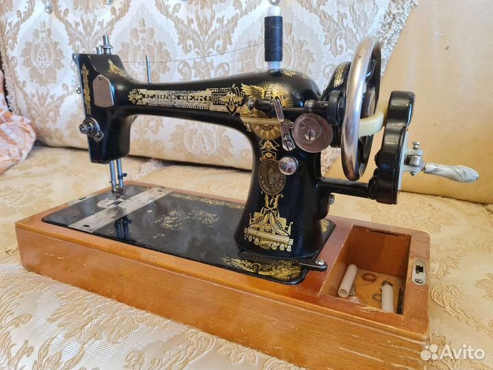 Старинная швейная машинка