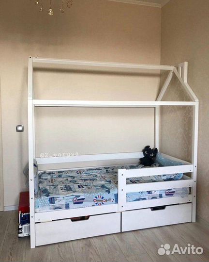 Детская кровать домик из дерева