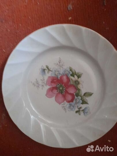 Сервизы и много тарелок