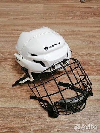 Хоккейный шлем и наколенники