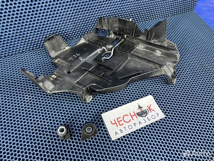 Кронштейн крепления правой фары VW Touareg до 2007