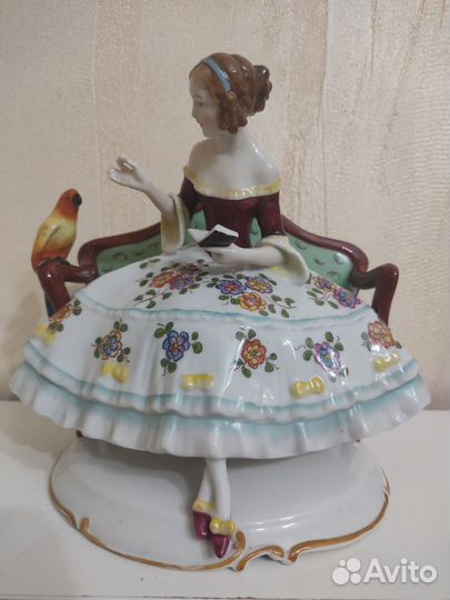 Фарфоровые статуэтка дама с попугаем Германия