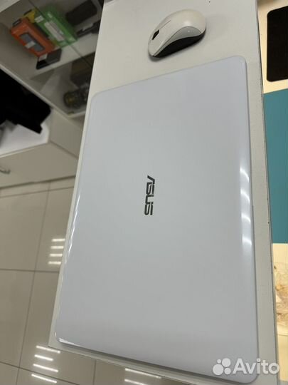 Asus Celeron N3050/4GB/HD Graphics/500GB