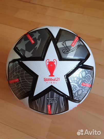 Футбольный мяч adidas разные